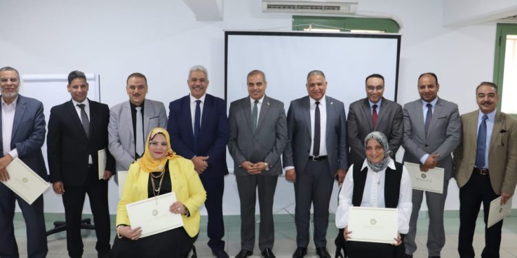 رئيس جامعة الأزهر يشهد تخريج الدفعة العاشرة من القيادات الأكاديمية بمركز التدريب والتطوير
