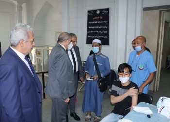 رئيس جامعة الأزهر يتفقد نقاط التطعيم ضد فيروس كورونا بحرم الجامعة بالدَّراسة