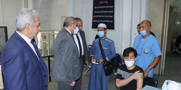 رئيس جامعة الأزهر يتفقد نقاط التطعيم ضد فيروس كورونا بحرم الجامعة بالدَّراسة