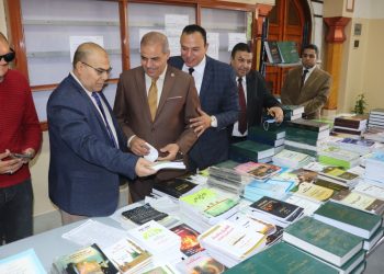 رئيس جامعة الأزهر يتفقد معرض الكتاب والقاعات الدراسية بكليتي اللغة العربية وأصول الدين