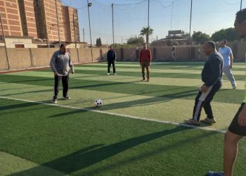 نائب رئيس جامعة الأزهر يشارك الطلاب في مباراة كرة قدم خماسية
