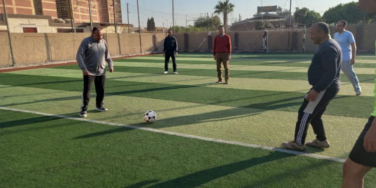 نائب رئيس جامعة الأزهر يشارك الطلاب في مباراة كرة قدم خماسية