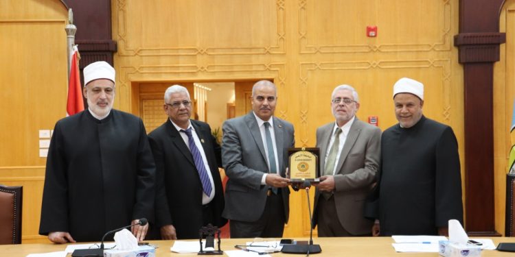مجلس جامعة الأزهر يقدم التهنئة لوكيل كلية العلوم لاختياره خبيرًا بوزارة الدفاع