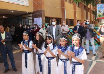 «شوقي» يتفقد سير العملية التعليمية بمدرسة وادي الملكات الابتدائية بالأقصر