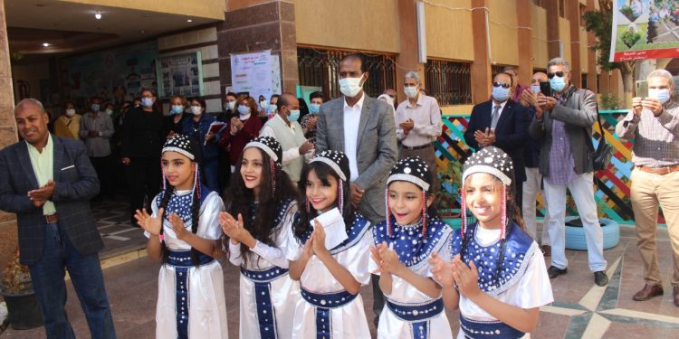 «شوقي» يتفقد سير العملية التعليمية بمدرسة وادي الملكات الابتدائية بالأقصر