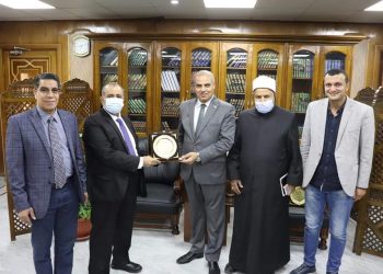 رئيس قسم العظام بطب الأزهر بدمياط يكرم رئيس جامعة الأزهر