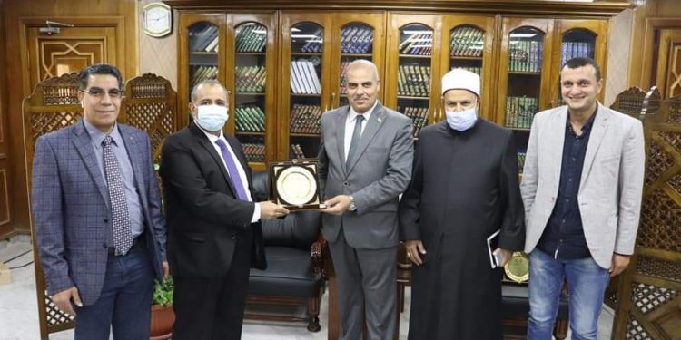 رئيس قسم العظام بطب الأزهر بدمياط يكرم رئيس جامعة الأزهر