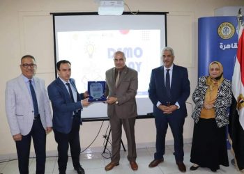 رئيس جامعة الأزهر يشيد بمشروعات حاضنة رواق القاهرة بكلية الصيدلة