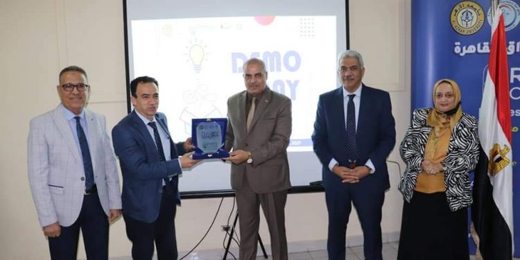 رئيس جامعة الأزهر يشيد بمشروعات حاضنة رواق القاهرة بكلية الصيدلة