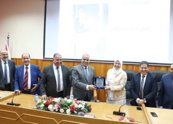 بالصور رئيس جامعة الأزهر يشيد بجهود مركز علاج وتجميل شق الشفة والحلق بكلية طب الأسنان