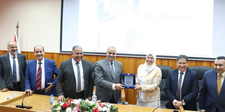 بالصور رئيس جامعة الأزهر يشيد بجهود مركز علاج وتجميل شق الشفة والحلق بكلية طب الأسنان