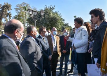 رئيس جامعة عين شمس مع الطلاب