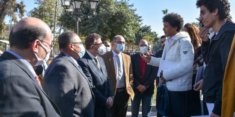 رئيس جامعة عين شمس مع الطلاب