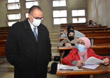 نائب رئيس جامعة عين شمس يتفقد لجان الامتحانات بـ”بنات عين شمس”