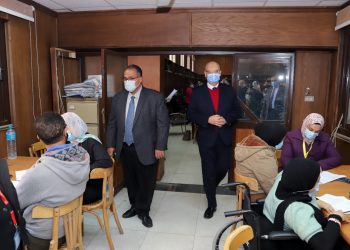نائب رئيس جامعة عين شمس يتفقد لجان امتحانات كلية التجارة