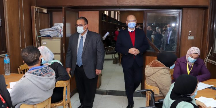 نائب رئيس جامعة عين شمس يتفقد لجان امتحانات كلية التجارة