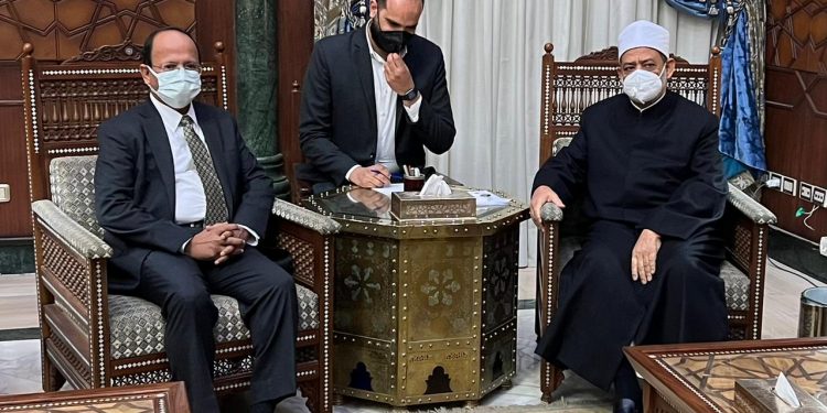 الإمام الأكبر يشيد بنتائج دورة مجلس وزراء خارجية المؤتمر الإسلامي خلال لقاء سفير باكستان