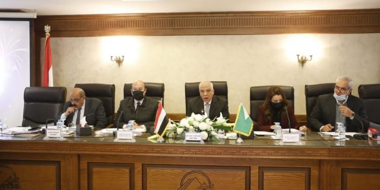 محافظ الجيزة يتابع الاستعدادات النهائية لاستقبال امتحانات نصف العام