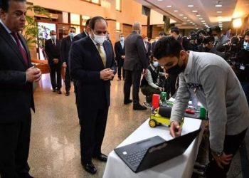 على رأسها روبوت لمرضى فيروس كورونا.. الرئيس يتفقد اختراعات طلاب جامعة كفر الشيخ