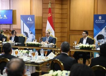 الرئيس يتناول الافطار مع طلاب جامعة كفر الشيخ ويستمع الي آرائهم