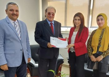 خلال لقائه مع طلاب الجامعة المصرية الصينية .. أمين عام الصيادلة العرب يناقش إنشاء هيئة للعلماء والخبراء