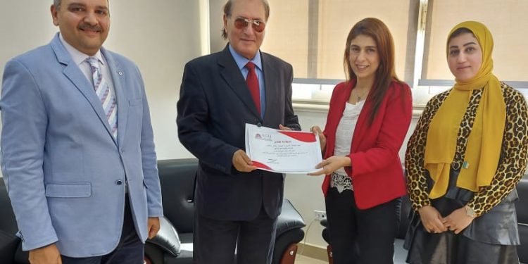 خلال لقائه مع طلاب الجامعة المصرية الصينية .. أمين عام الصيادلة العرب يناقش إنشاء هيئة للعلماء والخبراء