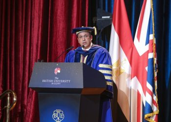 الأمير تشارلز يبعث رسالة تهنئة بمناسبة تنصيب الدكتور محمد لطفي رئيسًا للجامعة البريطانية في مصر