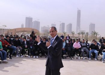 وزير الاتصالات يتفقد جامعة مصر للمعلوماتية داعيا الطلاب للمشاركة في مشروعات مصر الرقمية