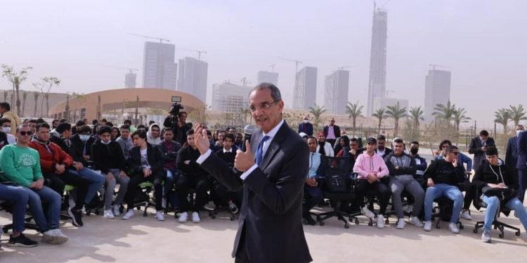 وزير الاتصالات يتفقد جامعة مصر للمعلوماتية داعيا الطلاب للمشاركة في مشروعات مصر الرقمية