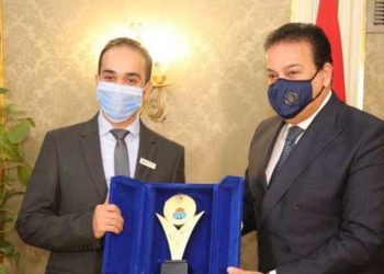 صيدلي مصري يحصل على جائزة نيوتن العلمية الدولية عن عام 2020/2021