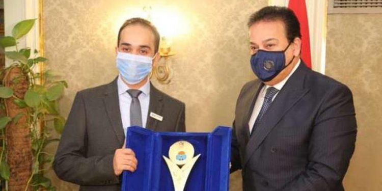 صيدلي مصري يحصل على جائزة نيوتن العلمية الدولية عن عام 2020/2021