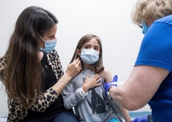 نائب وزير التعليم يوضح حقيقة إجبار الطلاب على تلقي لقاح كورونا