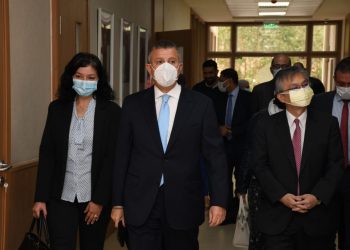 رئيس جامعة عين شمس يبحث زيادة الأساتذة بكلية الألسن مع السفير الياباني