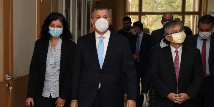 رئيس جامعة عين شمس يبحث زيادة الأساتذة بكلية الألسن مع السفير الياباني