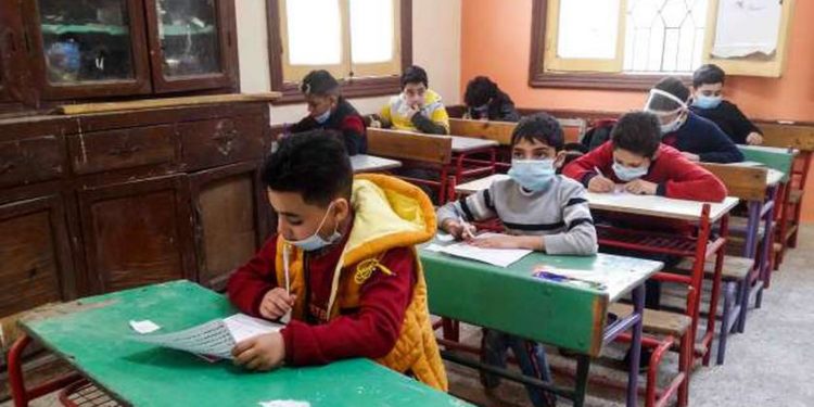 الصفحات الرسمية للمدارس علي الفيسبوك وواتس أب.. نقاش لـ"أمهات مصر"