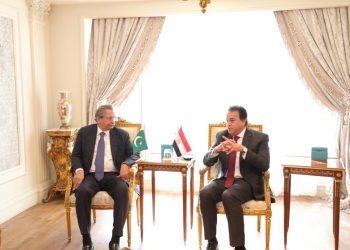 وزير التعليم العالي يبحث مع وزير التعليم الباكستاني زيادة المنح الدراسية