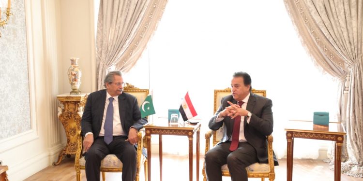 وزير التعليم العالي يبحث مع وزير التعليم الباكستاني زيادة المنح الدراسية