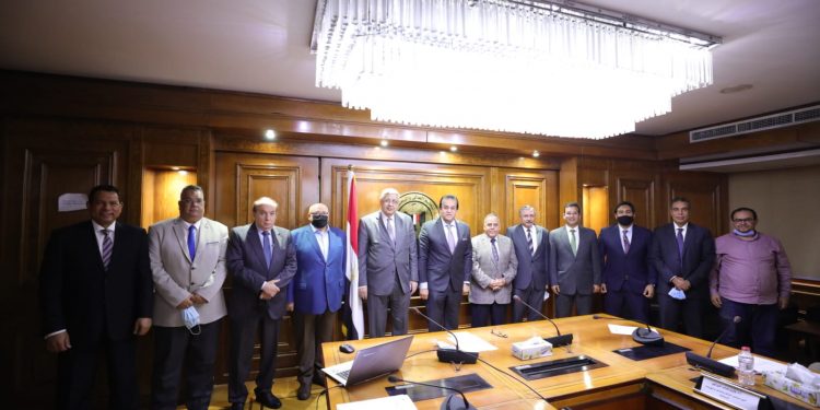 وزير التعليم العالي يعلن بدء التقديم للاشتراك في مشروع التأمين الطبي بصندوق رعاية أعضاء هيئة التدريس ومعاونيهم