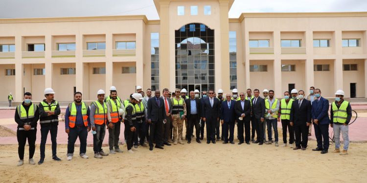 وزير التعليم العالي يتفقد منشآت الجامعة التكنولوجية ببرج العرب