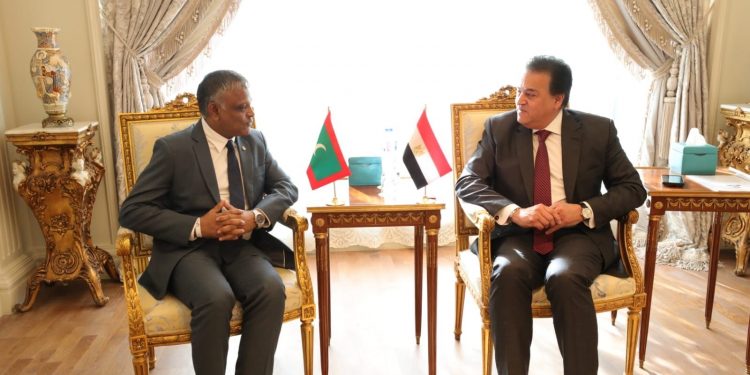 وزير التعليم العالي يلتقي نظيره المالديفي لبحث سُبل التعاون العلمي والثقافي