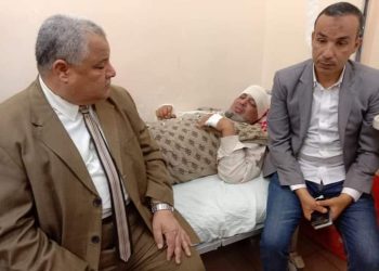 صرف إعانة مالية لمدير مدرسة تعرض للضرب بساطور