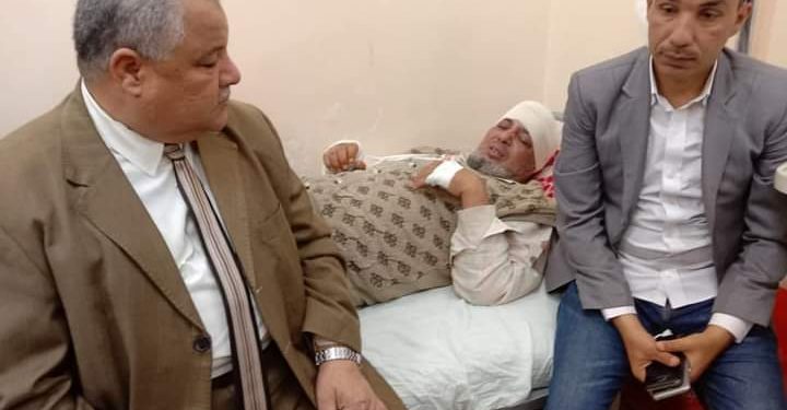 صرف إعانة مالية لمدير مدرسة تعرض للضرب بساطور