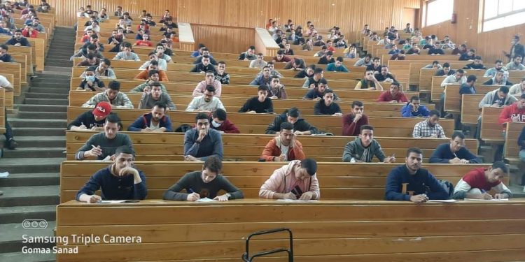 جامعة الأزهر انتظام سير أعمال امتحانات أعمال السنة "الميد ترم " بكلية العلوم