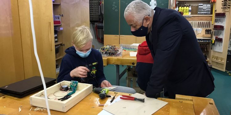 الوزير موحد النظامين!