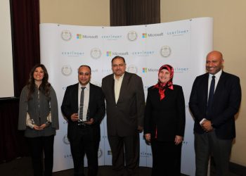 تكريم الطلاب الفائزين فى المسابقة الدولية في مجال تطبيقات برامج مايكروسوفت