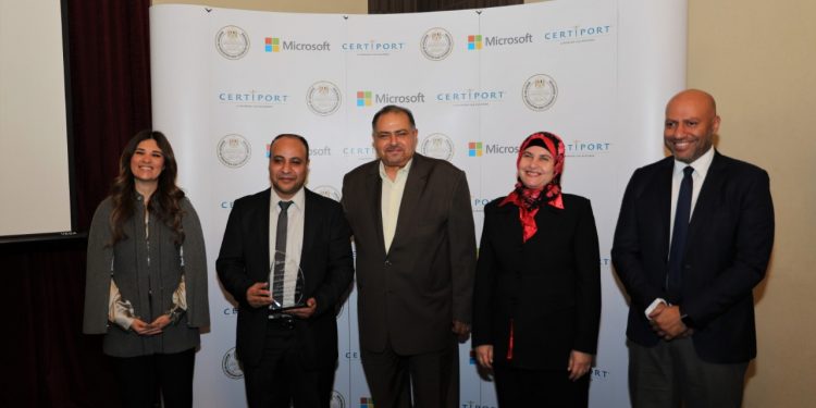تكريم الطلاب الفائزين فى المسابقة الدولية في مجال تطبيقات برامج مايكروسوفت