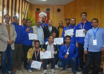 نائب رئيس جامعة الأزهر يكرم أبنائه الطلاب من ذوى الهمم لحصولهم على 18 ميدالية متنوعة