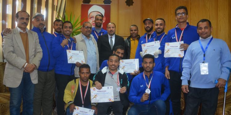 نائب رئيس جامعة الأزهر يكرم أبنائه الطلاب من ذوى الهمم لحصولهم على 18 ميدالية متنوعة