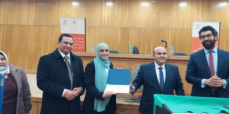 رئيس جامعة الأزهر يهنئ طالبات الشريعة والقانون لفوزهن بالمركز الأول في مسابقة اللجنة الدولية للصليب الأحمر