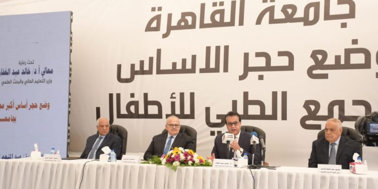 وزير التعليم العالي يشيد بنموذج جامعة القاهرة